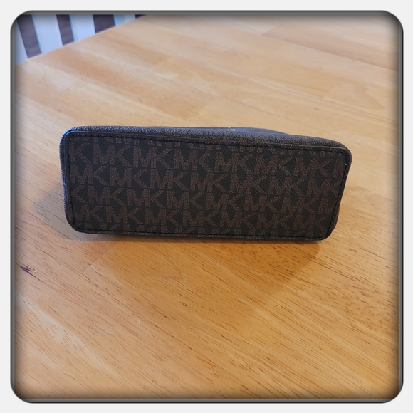 EUC Woman's Michael kors Brown Large Jet Set Travel Pouch - Picture 3 of 7